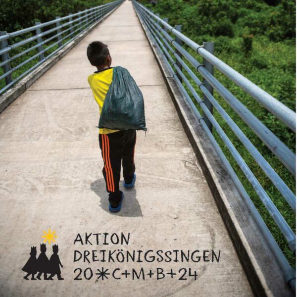 Ein Kind geht über eine lange Brücke