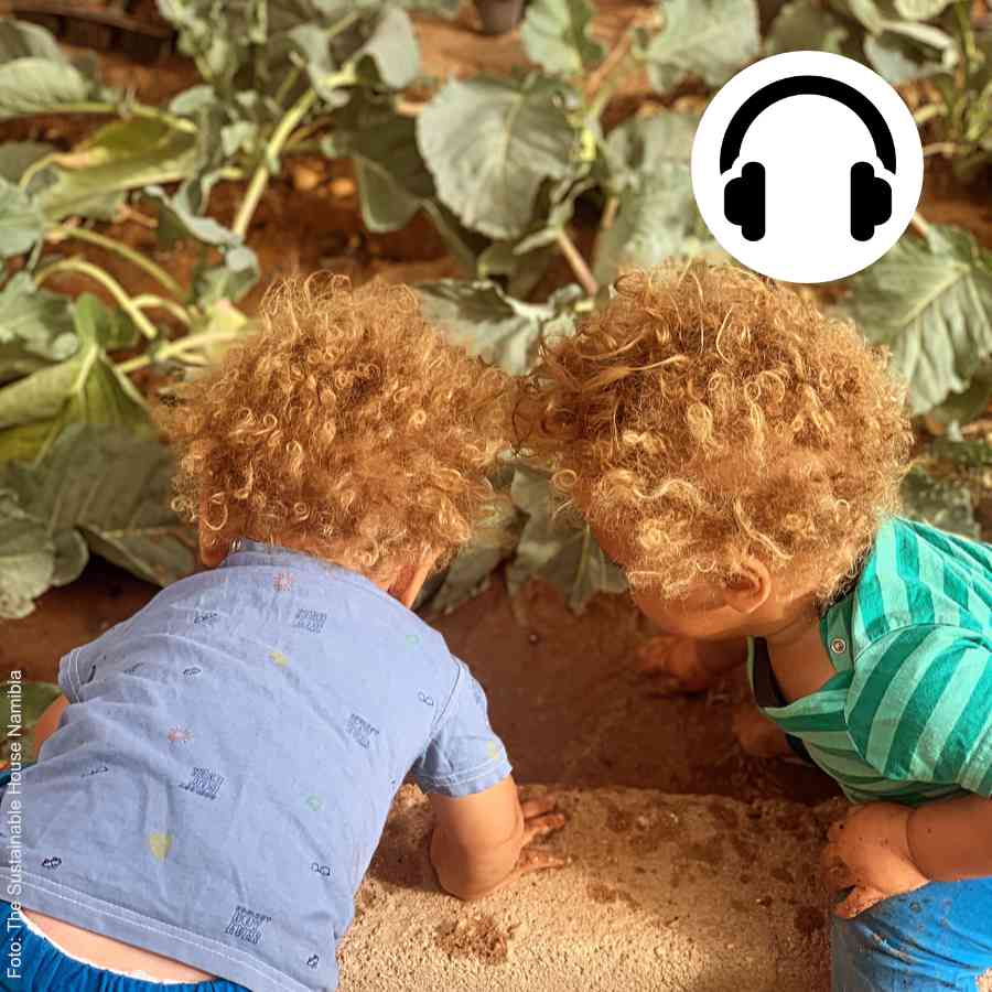 Zwei Kindergartenkinder an einem Kohlrabi-Beet