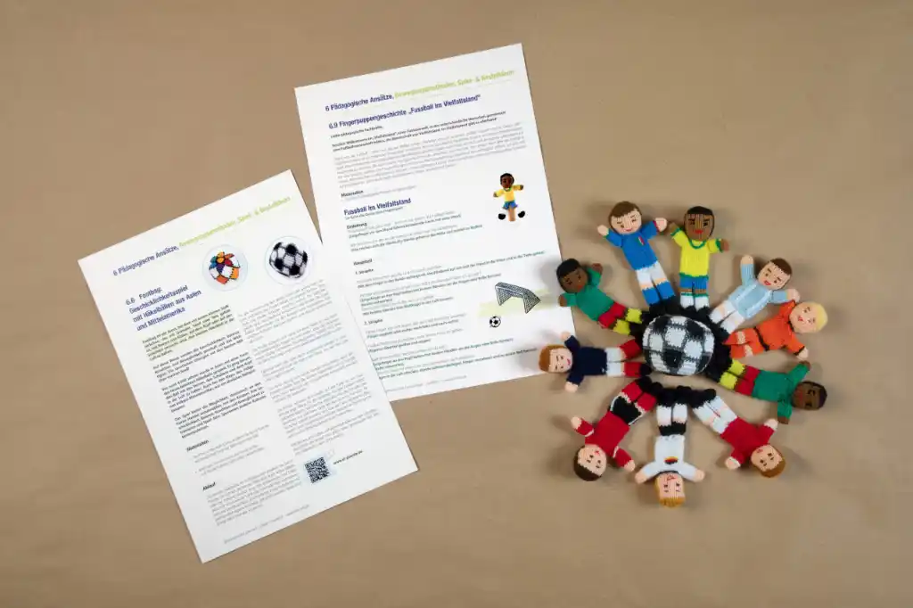 Anleitungen aus dem Bildungspaket "Fairer Fußball" mit kleinen Puppen-Spielern, die im Kreis liegen
