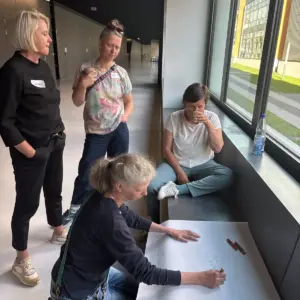 KiTA-GLOBAL Werkstatt-Treffen 2025: IDGs in der Kita – Gruppe von Menschen um Flipchart
