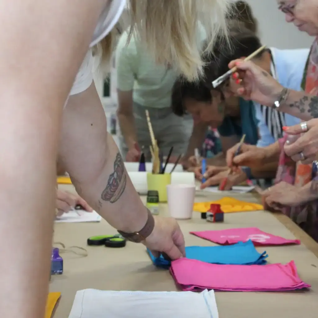 KiTA-GLOBAL Werkstatt-Treffen 2025: IDGs in der Kita – Tag 3 im Open Space in Chemnitz: Die Teilnehmenden bemalten Wimpel für die Gebetsfahne