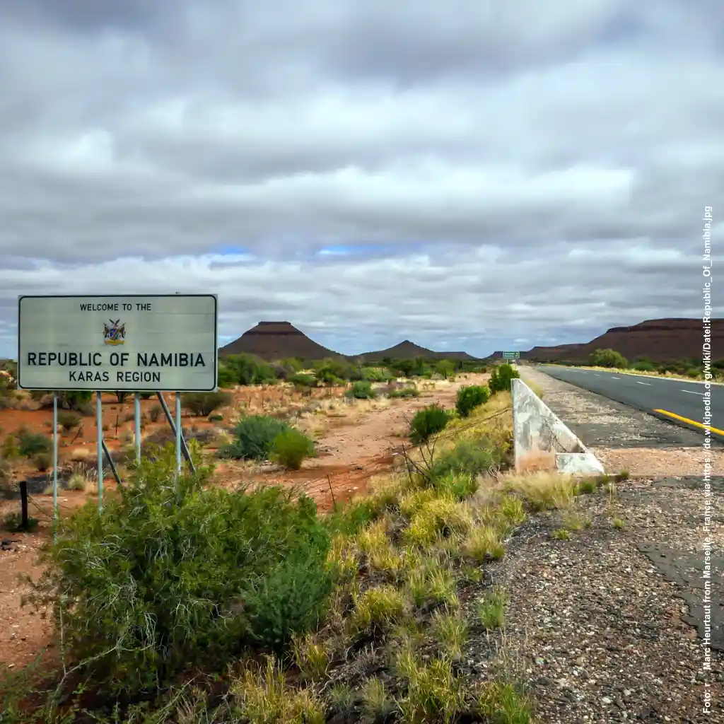 Republic of Namibia – Straße mit Straßenschild