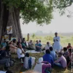 Menschen treffen sich im Schatten eines Baumes, um zu beraten – schon seit Jahrhunderten