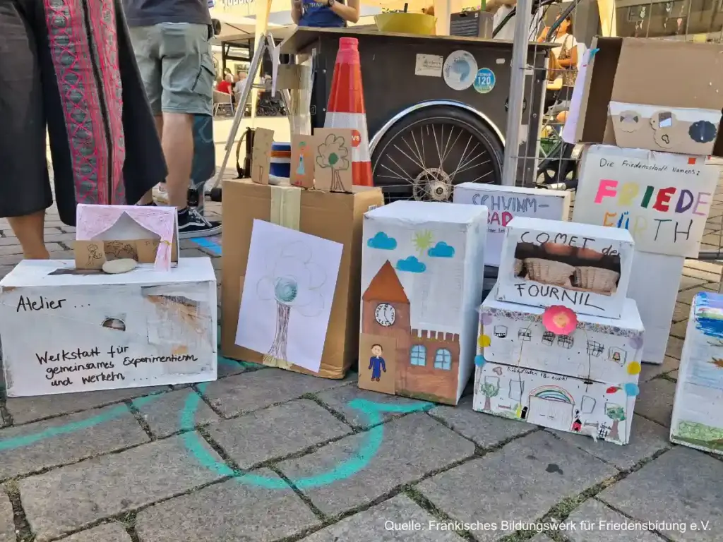 Eine Sammlung von Häusern aus der Stadt des Friedens - gebaut aus Kartons und bunt bemalt ...