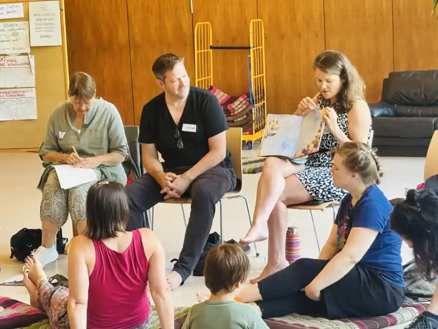 Foto zeigt Arbeitsgruppen, die jeweils ein Buch vorstellen.