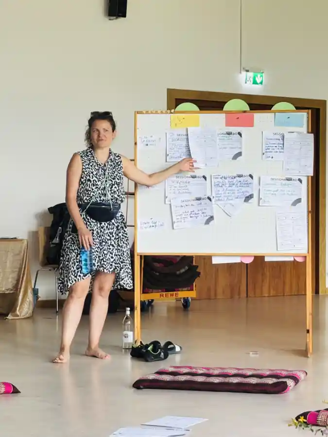Lena Grüber leitet die Sessionplanung des Open Space an. 