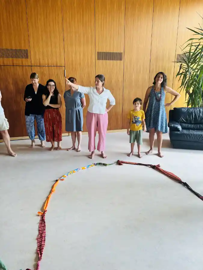 Alle Teinehmenden stehen für eine Abschlussrunde im Kreis. 